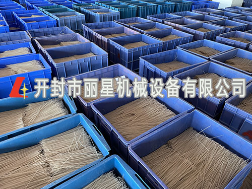 室內(nèi)作業(yè)的粉條加工設(shè)備自帶烘干，可四季作業(yè)