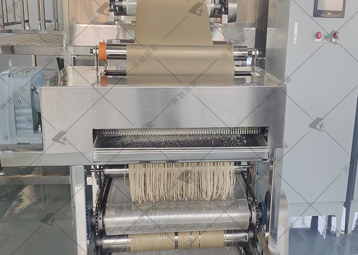 粉絲f粉條生產(chǎn)線設(shè)備試運(yùn)行進(jìn)行時(shí)，為粉條加工賦能