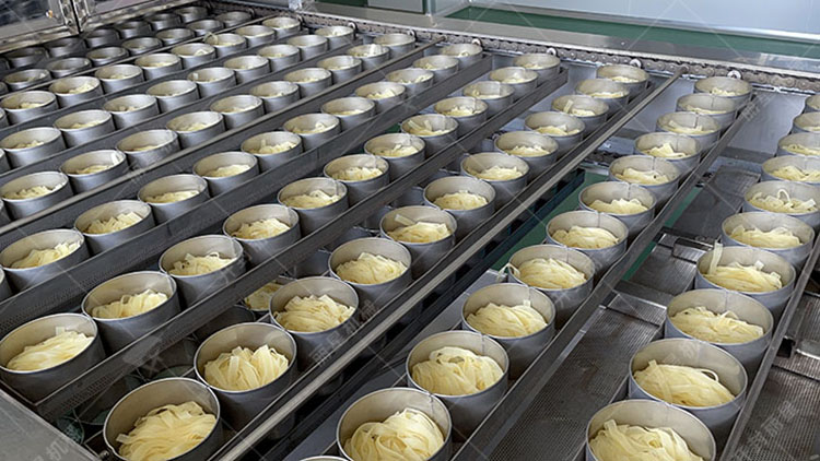 隧道式粉絲粉條烘干設(shè)備封閉運(yùn)行，高效穩(wěn)定更衛(wèi)生